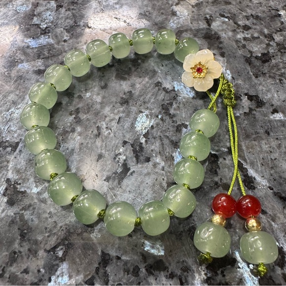 2/$29 or 3/$39 NWOT Elegant Green Beaded Chinese-style Bracelet with Floral Bead - Picture 4 of 5